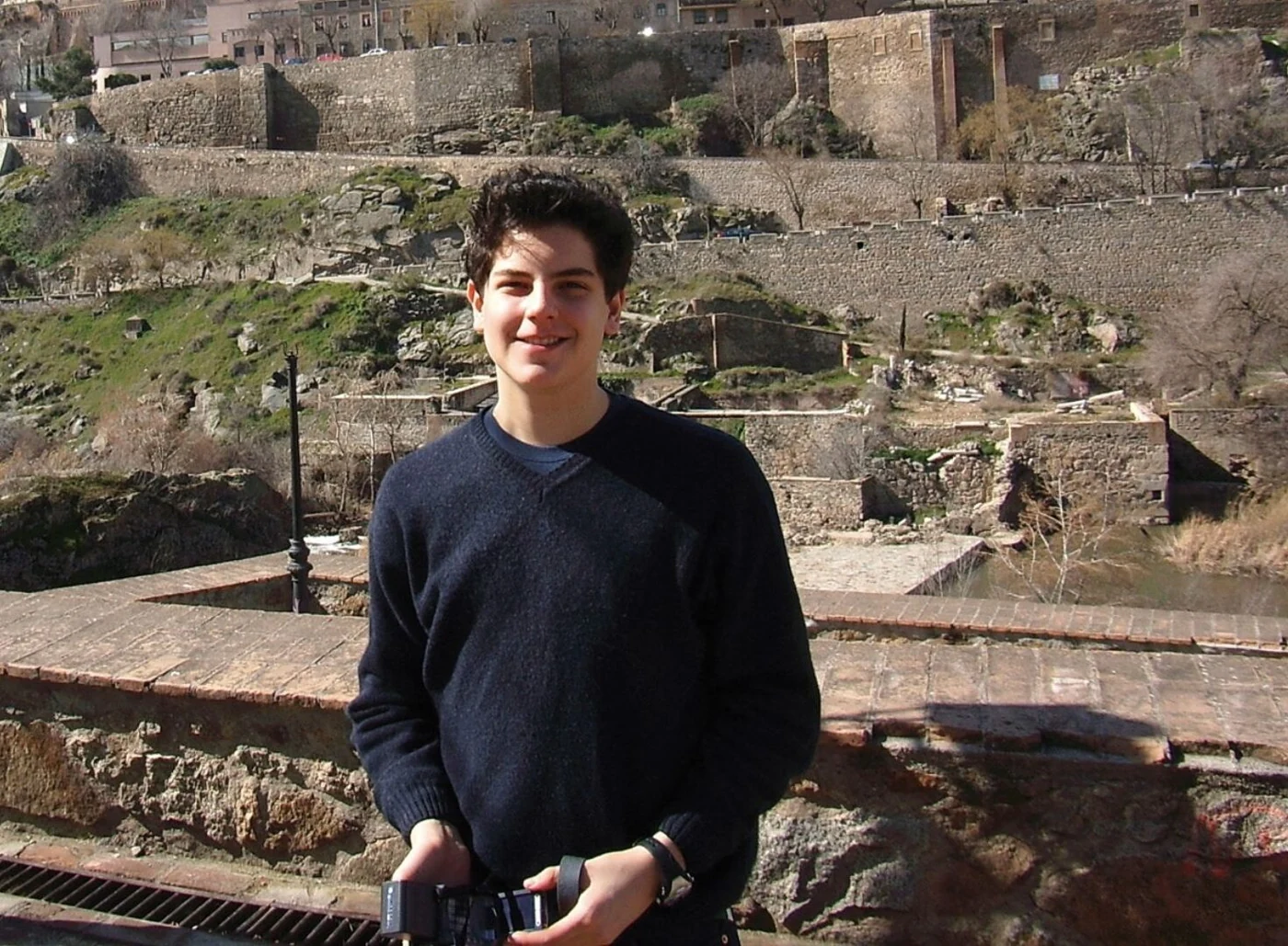 Carlo Acutis durante una visita a un sitio histórico